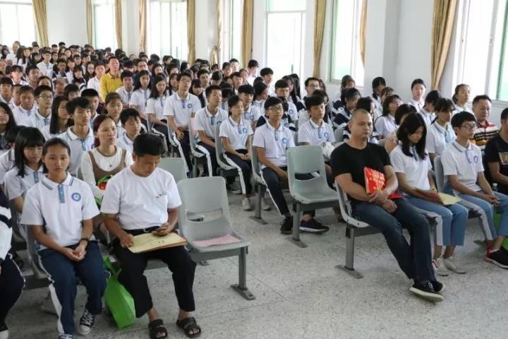 兴文中学举行翰宇药业董事长曾少贵高一优秀生颁奖仪式