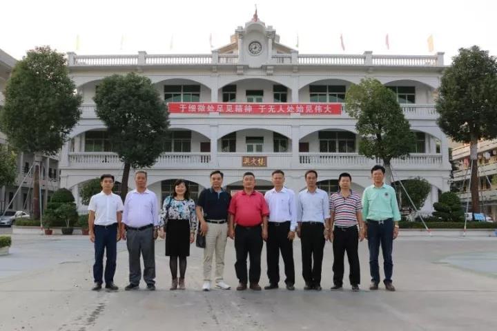 兴文中学举行翰宇药业董事长曾少贵高一优秀生颁奖仪式