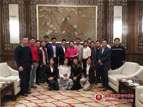 惠来商会会长,原深圳烟草局局长罗光伟和万嘉欢购董事长詹福忠合影