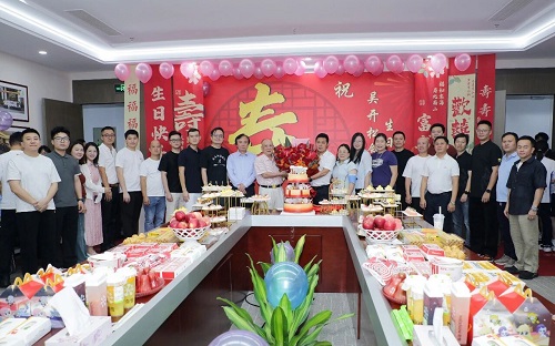 深圳潮青商会组团庆贺吴开松会长生日 表达对老一辈会长的感恩和祝福