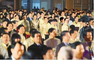与会人员在观看深圳潮汕商会的潮商慈善榜