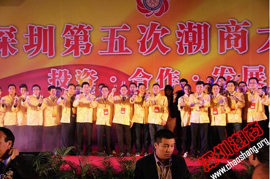 青委会全体成员向全场嘉宾致敬