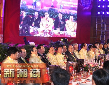 在主桌就坐的领导、嘉宾