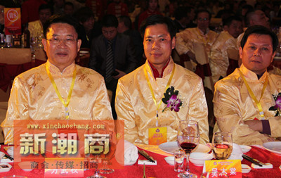 方武权、吴木棠、陈少群主桌就座