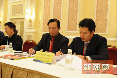 本会会长李奕标、副会长兼秘书长黄坚泰出席会议