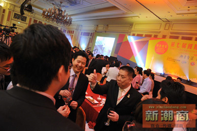青委会代表团向领导敬酒