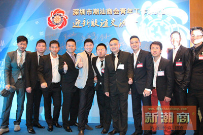 青委会成员合影