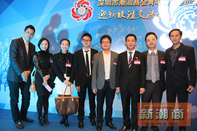 青委会成员合影