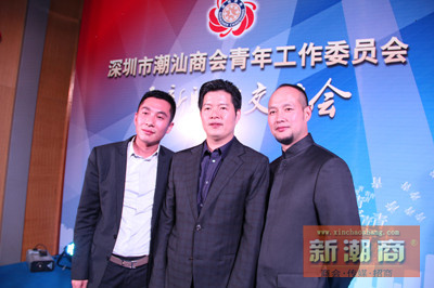 青委会成员合影