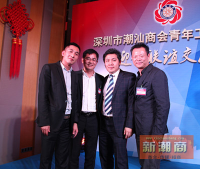 青委会成员合影