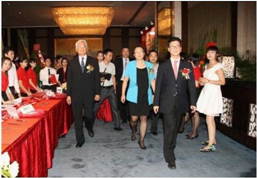 百泰首饰董事长周桃林引导原地质矿产部副部长、中国珠宝玉石首饰行业协会名誉会长陈洲其、深圳市政协副主席王毅、深圳市副市长吴以环等嘉宾入场