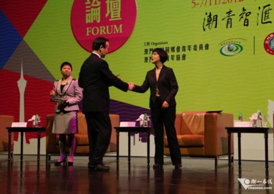 澳门潮州同乡会会长刘艺良为主讲嘉宾赠送礼品