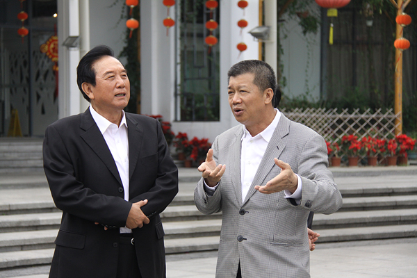 海协会会长陈云林携同夫人视察中丝园 